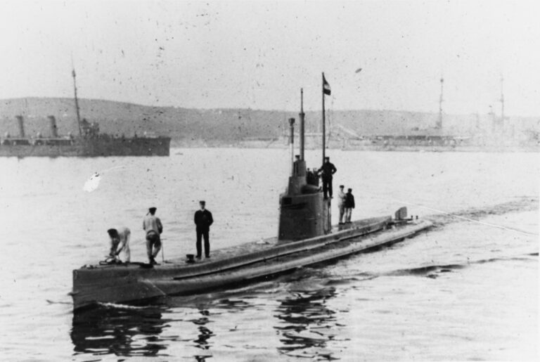 SM U-4 в Поле, 1913 г. На заднем плане (слева направо): крейсер «Адмирал Шпаун» (SMS Admiral Spaun), линкор типа «Хабсбург» и линкор типа «Вирибус Унитис» (SMS Viribus Unitis)