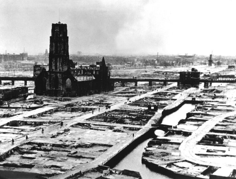 Роттердам после немецких бомбардировок. Именно за этот город сражался флот Нидерландов в первые дни войны.