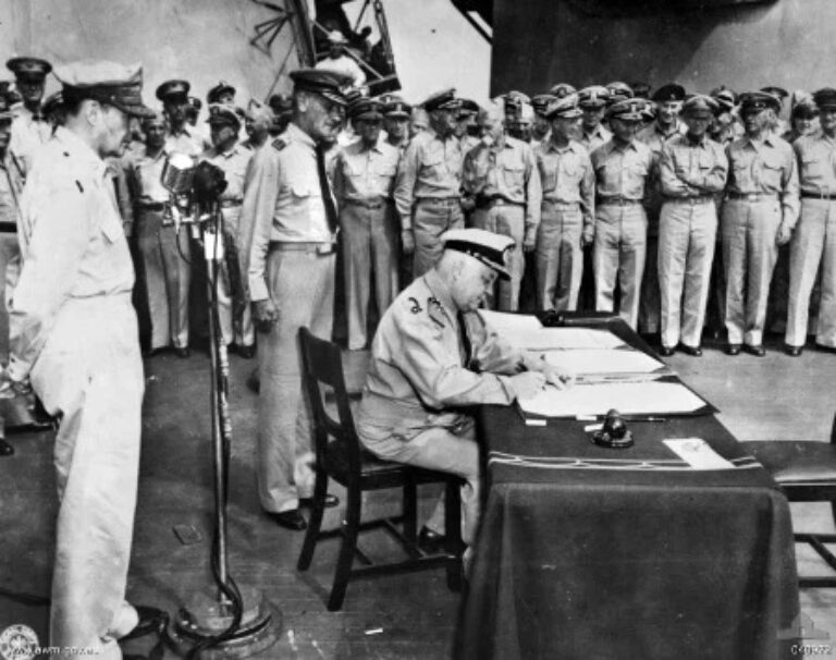 Адмирал Конрад Хелферих подписывает акт о капитуляции Японии от имени Нидерландов. 2 сентября 1945 года.