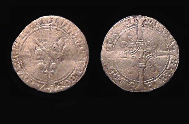 Вот такими монетами расплачивались с воинами в 1465 году. Монеты Людовика де Бурбона. Интересно, сколько тогда они получали: рыцарь-баннерер – 60 франков в месяц, жандарм о трех лошадях – 15, кутилье и кранекинье – 15 франков в месяц при наличии двух лошадей; пешие кранекинье, кулевринье и пикинер – 5 франков в месяц. 