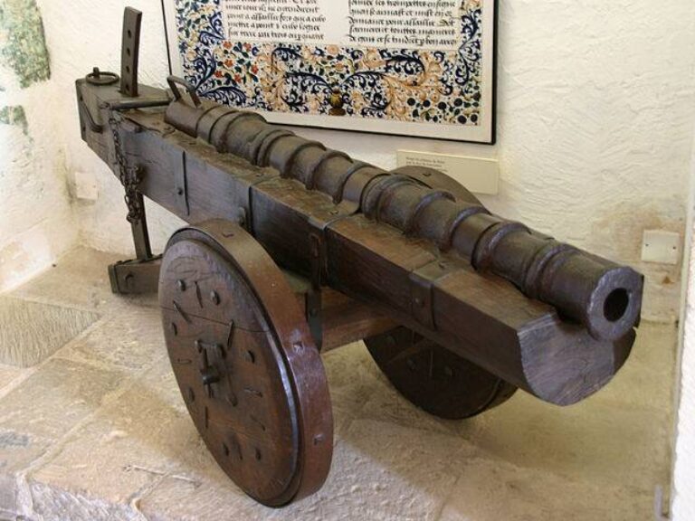 Артиллерия того времени: фоглер (серпентина или краподо), из замка Кастельно в Аквитании. Лафет «предбургундского типа». 