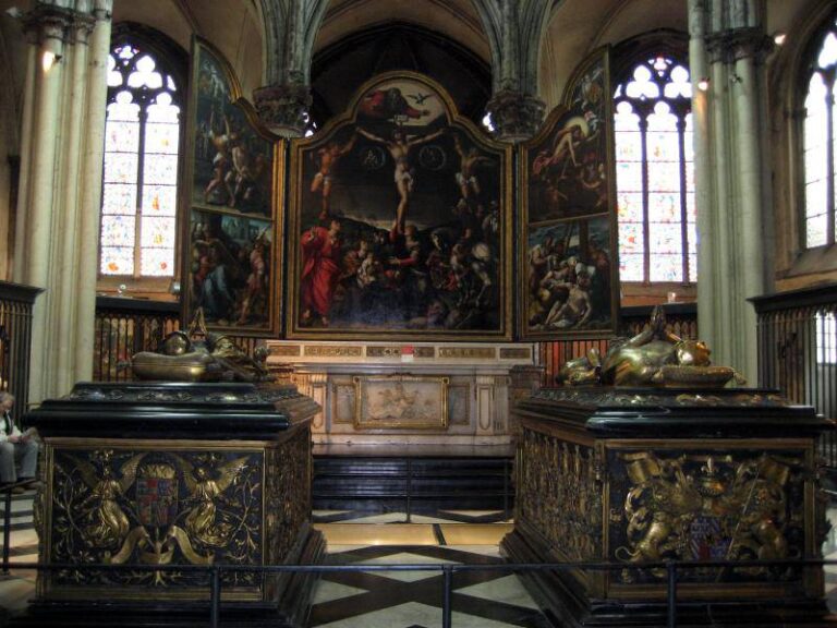 Похоронили Карла Смелого с почестями, а могила его и по сей день находится в церкви Богоматери в Брюгге, рядом с могилой его дочери. 