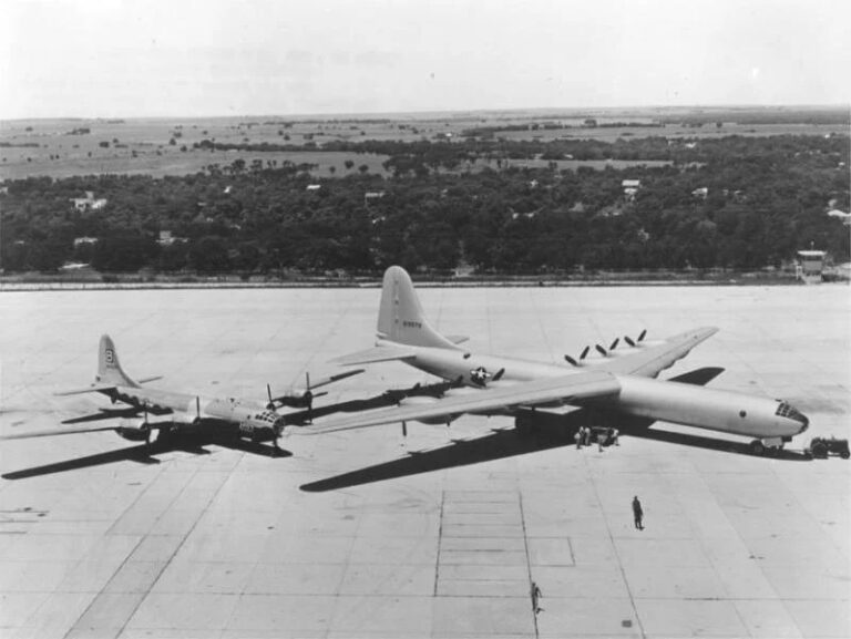 В-36 справа. Слева В-29, герой атомной бомбардировки