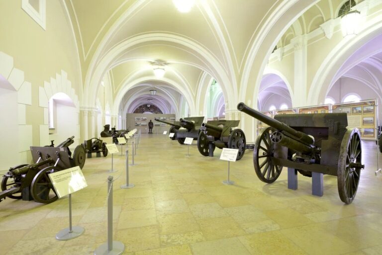 Пехотные пушки в Музее артиллерии в Санкт-Петербурге. Видно, насколько они меньше даже лёгких полевых пушек.