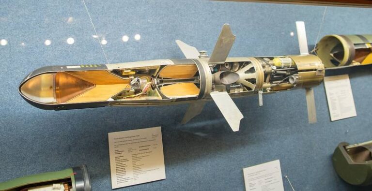Разрезной макет американской ракеты TOW. Фото Wikimedia Commons