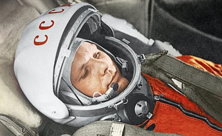 Юрий Гагарин в кабине космического корабля «Восток»
