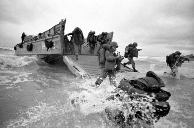 Первые подразделения морской пехоты США высаживаются во Вьетнаме