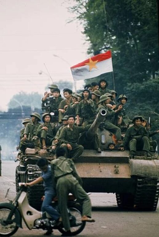 Северовьетнамские танкисты на улицах освобожденного Сайгона