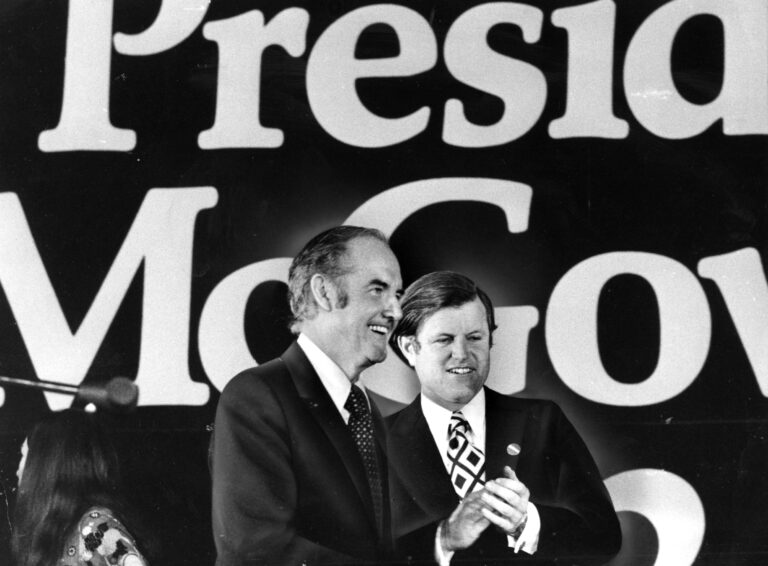 Джордж Макговерн и Эдвард Кеннеди празднуют победу на выборах