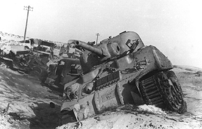 Подбитый египетский танк на Синайском полуострове