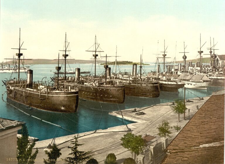 Корабли у причала военно-морской базы в Поле, ок. 1890 года