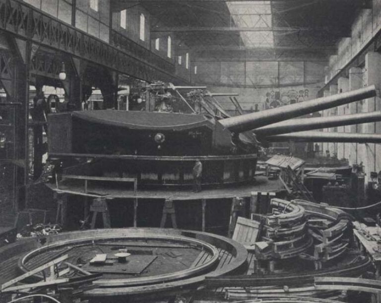 Сборка первой башни 305-мм орудий для линкора «Вирибус Унитис» на заводе «Шкода», Пилзен, 1909-1910 годы