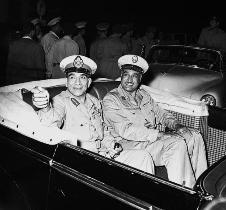 Гамаль Абдель Насер (справа) во время празднования второй годовщины революции, в июле 1954 года