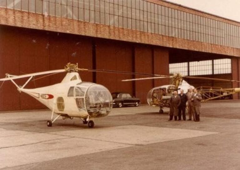 второй (на переднем плане) и первый (на заднем плане) прототипы вертолета Kolibri I