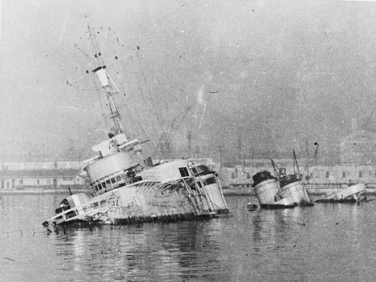 Тартю, затопленный в Тулоне, ноябрь 1942