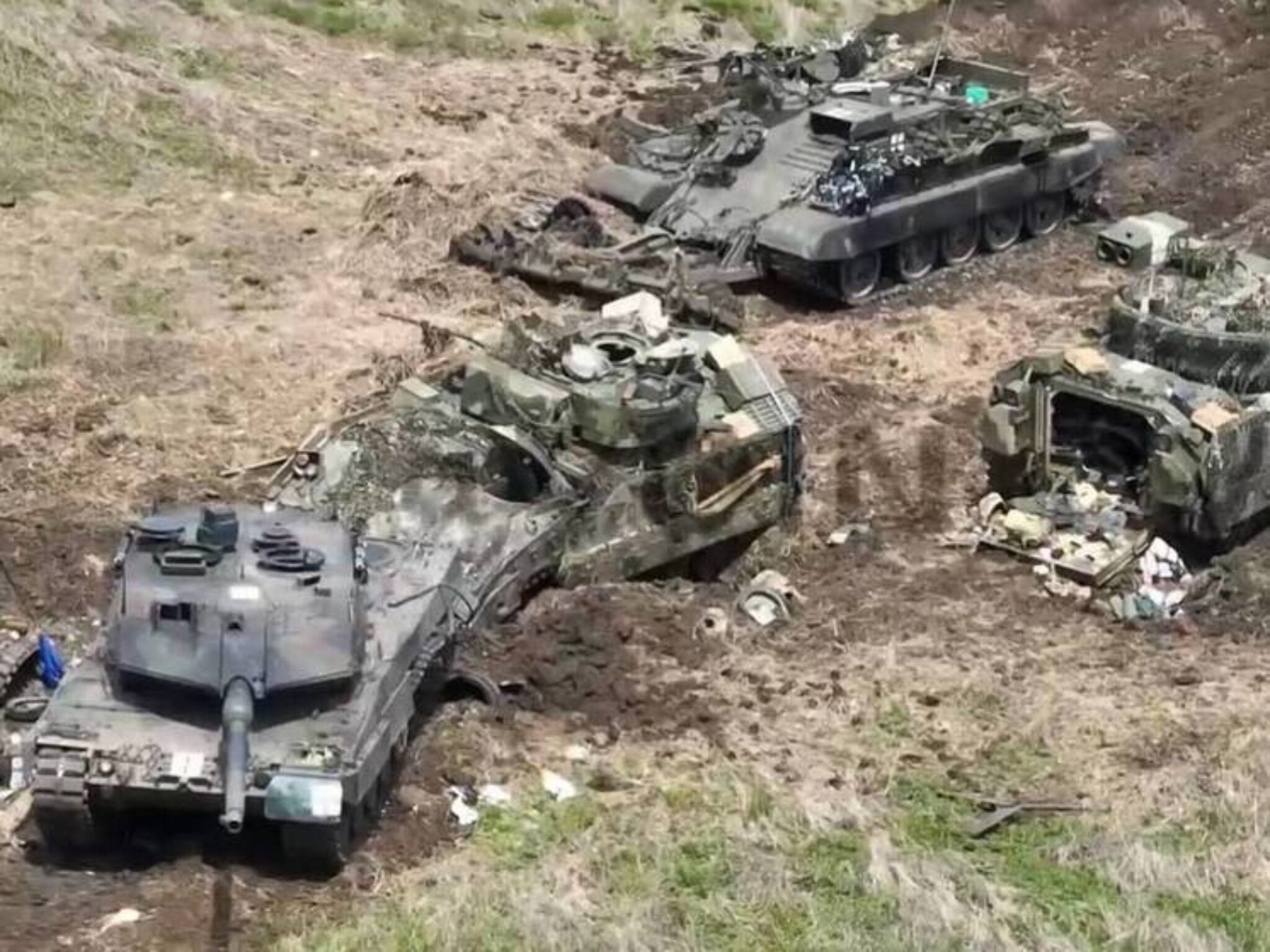 Леопард передали украине. Леопард 2а6 ВСУ. Танк леопард 2а6. Леопард 2а6 подбитый. БМП m2a2 Bradley.