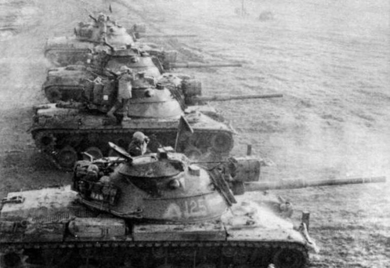  Подразделение танков М60 во время боевых стрельб на полигоне Хоенфельдс в Германии, 1963 год. Все машины оснащены ксеноновыми прожекторами