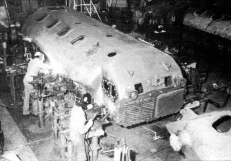  Сборка башен и корпусов танков М60А1 в цехах завода фирмы «Крайслер» в Детройте. 1962 год 