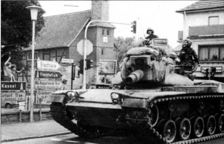  М60А2 одного из подразделений 3-й американской танковой дивизии движется по улице немецкого города в ходе маневров НАТО