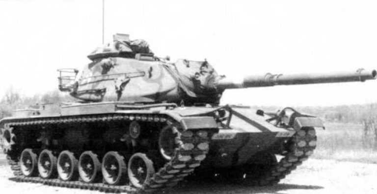  Серийный танк М61АЗ. 105-мм пушка снабжена теплоизоляционным чехлом; блоки дымовых гранатометов не установлены