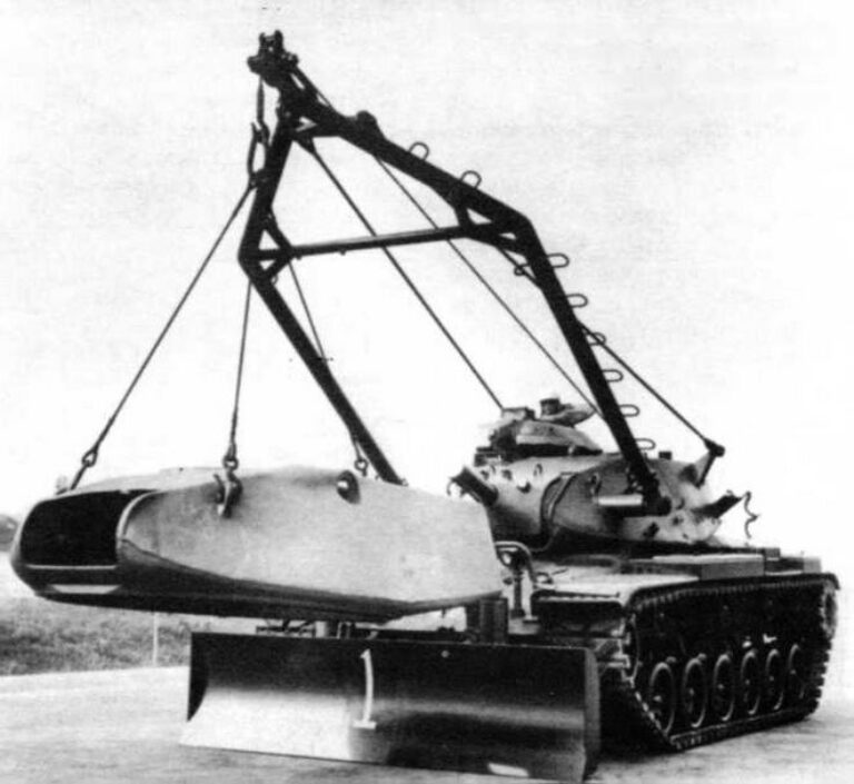  Один из первых серийных саперных танков М728 поднимает с помощью кран-стрелы башню танка М60А1