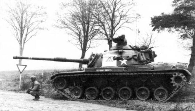  Танк М60 из состава 2-го батальона 33-го танкового полка 3-й танковой дивизии во время учений на территории Германии, 1963 год