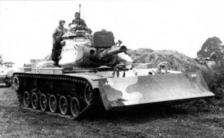  Танк М60А1 с бульдозерным оборудованием М9. 1-я пехотная дивизия, учения «Рефорджер 5», Германия, 1973 год
