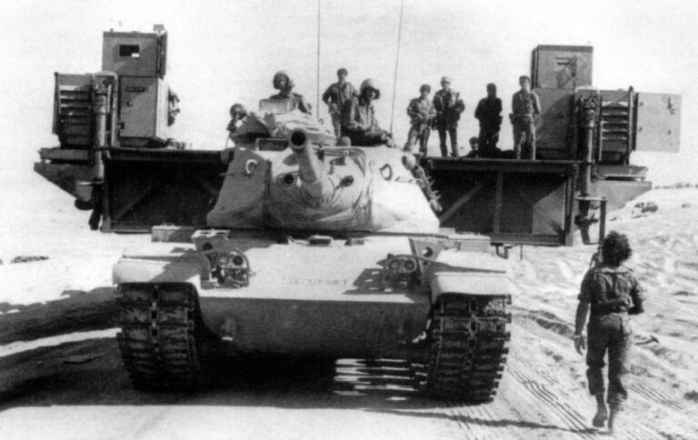  Танк М60А1 израильской 460-й танковой бригады буксирует секцию понтонного моста к месту переправы через Суэцкий канал в ходе израильского контрнаступления 16 октября 1973 года
