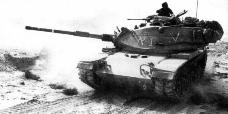  Израильский М60А1 во время отражения египетской атаки на Синайском полуострове. Октябрь 1973 года