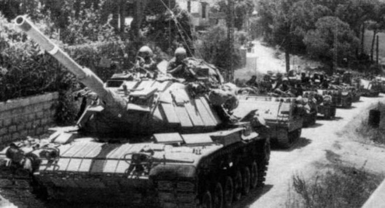  Колонна израильской бронетехники вступает в Ливан, впереди — М60А1 «Магач», 1982 год