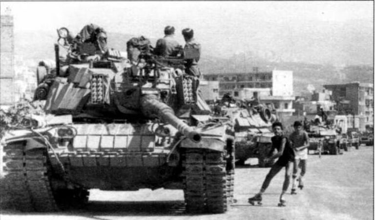  М60А1 «Магач» движется на Бейрут по приморскому шоссе (фото в центре). Колонна израильских танков М60А1 с комплектами навесной динамической защиты на улице Бейрута, 1982 год (фото внизу)