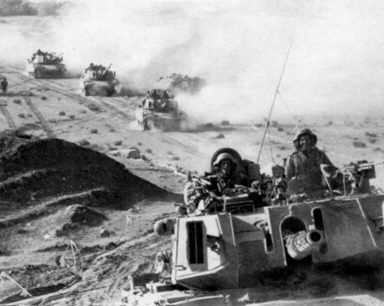  Рота танков «Магач 7С» совершает марш во время учений в пустыне Негев. Несмотря на возросшую массу, подвижность танка не уменьшилась благодаря установке 900-сильного двигателя