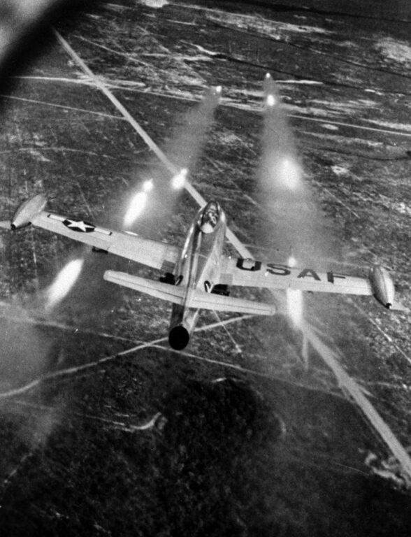 F-84E наносит удар НАР по цели в Корее