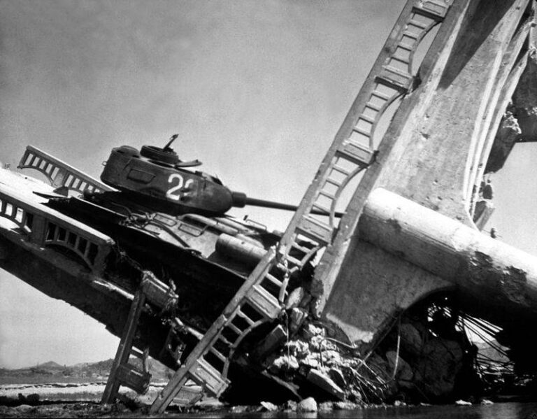 Т-34-85 на мосту разрушенном американской авиацией