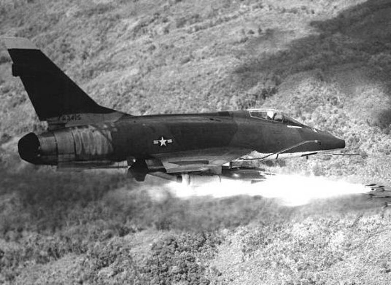 Пуск НАР с F-100D по цели во Вьетнаме