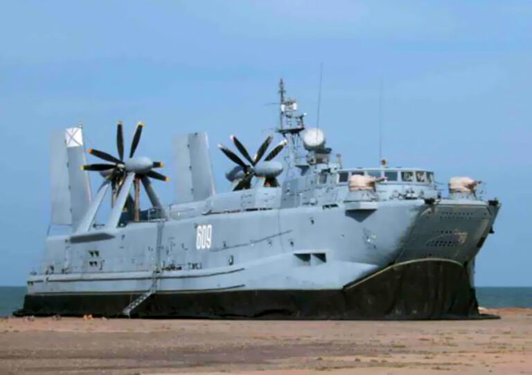  Предшественник «Зубра» – малый десантный корабль на воздушной подушке «Джейран» Источник: warfiles.ru