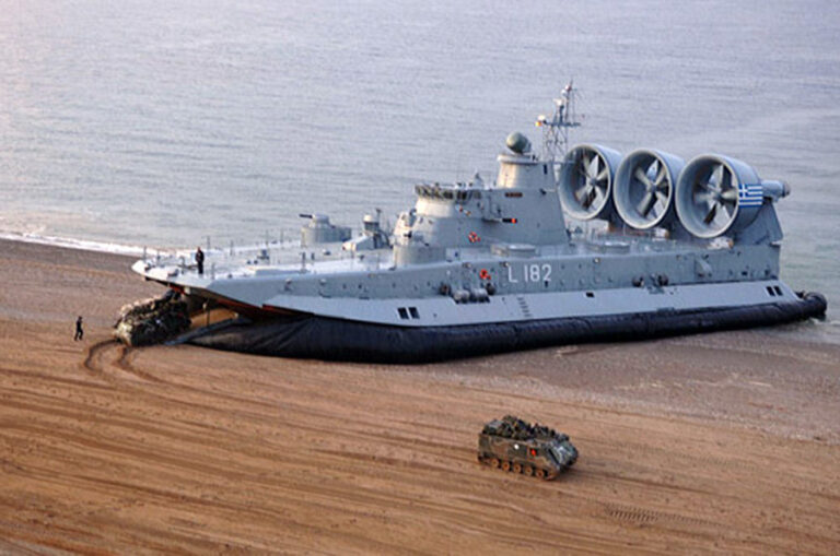 «Зубр» ВМФ Греции выгружает на берег американские БМП «Брэдли»Источник: arms-expo.ru