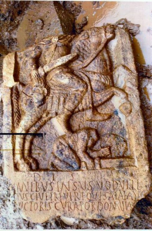 Погребальная стелла, обнаруженная в 2004 г. в Ланкастере. На ней изображён Инсус, сын Водулла, служивший в римской кавалерии. Он изображён в виде торжествующего героя. Обезглавленное тело его противника мы видим под копытами его коня. Отрубленную голову Инсус держит в своей правой руке