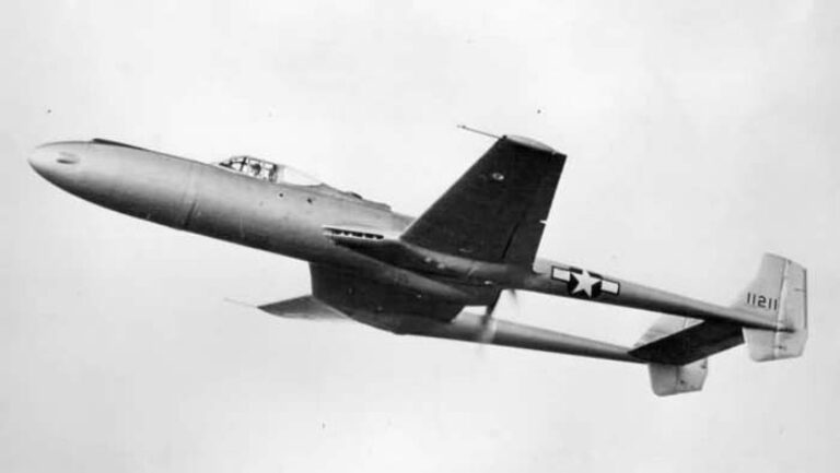 после второго полета второй прототип истребителя Vultee XP-54 (41-1211) был частично разобран. Снимок airwar