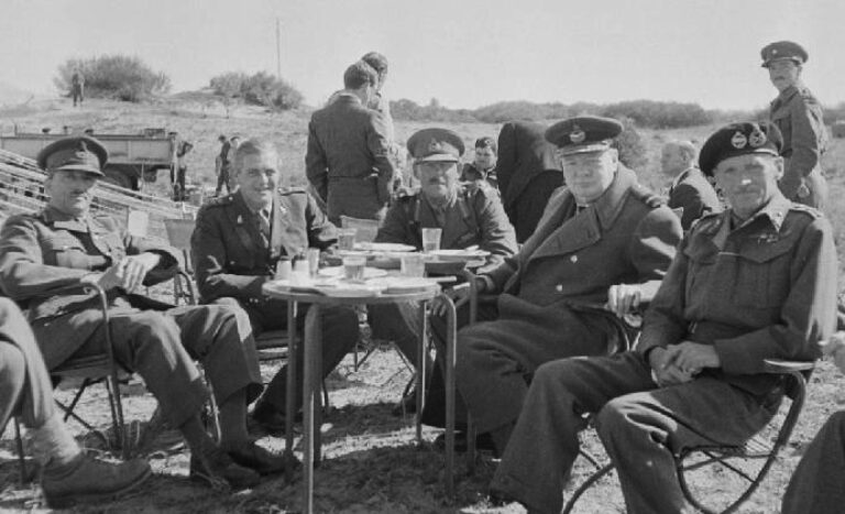 Рэндольф Черчилль (второй слева) в компании своего отца и фельдмаршала Бернарда Монтгомери (справа). Северная Африка, 1943 г.