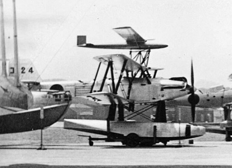 MXY-3 на крыле самолета-носителя, готовый к запуску