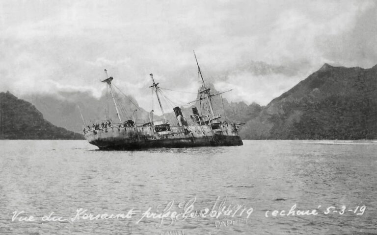 Крейсер KERSAINT на рифе Papetoaï в Mooréa, близ острова Таити (Tahiti). Кораблекрушение произошло 5 марта 1919 года