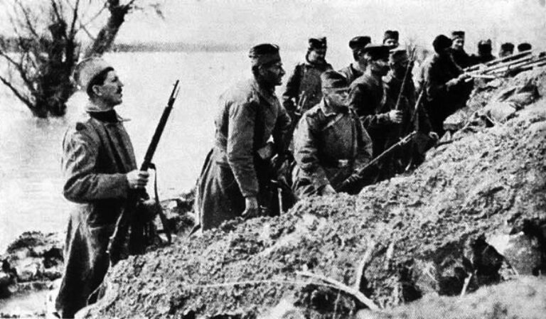 Сербские солдаты на позициях