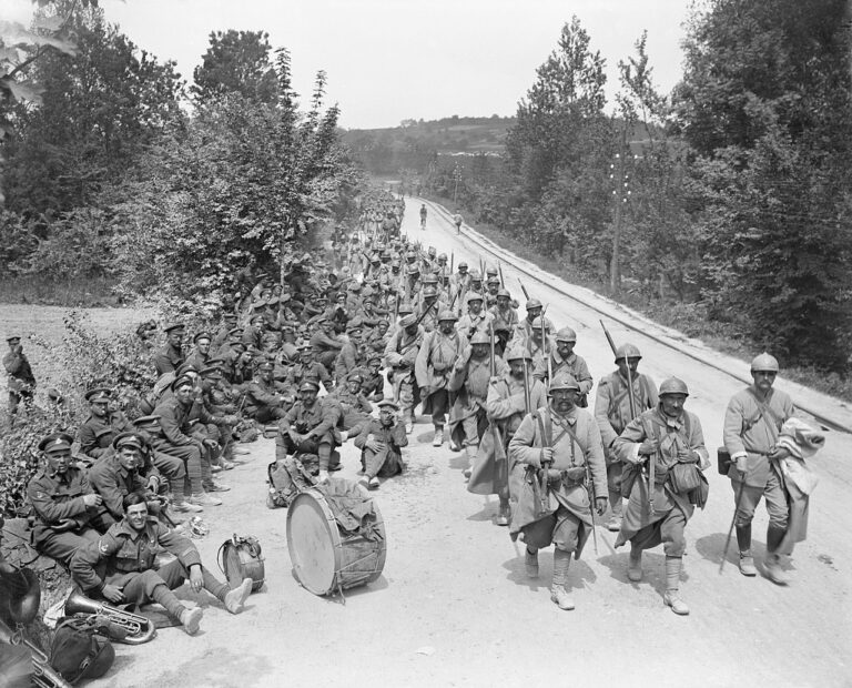 Наступающая французская пехота проходит мимо британского полкового оркестра, отдыхающего на обочине дороги.