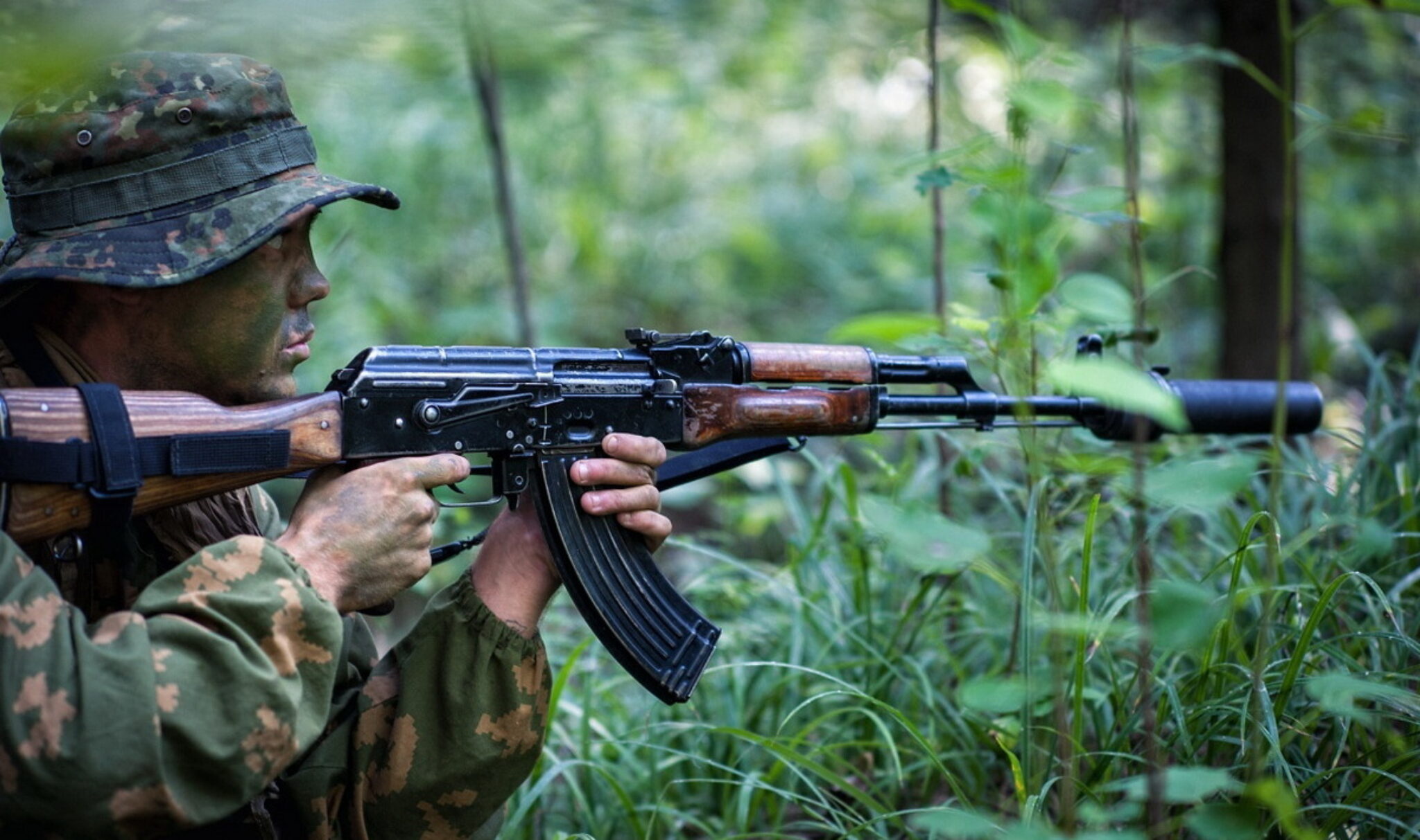 Ак 47 в бою. АКМ С ПБС-1. АКМ 762 автомат. Разведчик с АКМС. Спецназ с АКМС С ПБС-1.