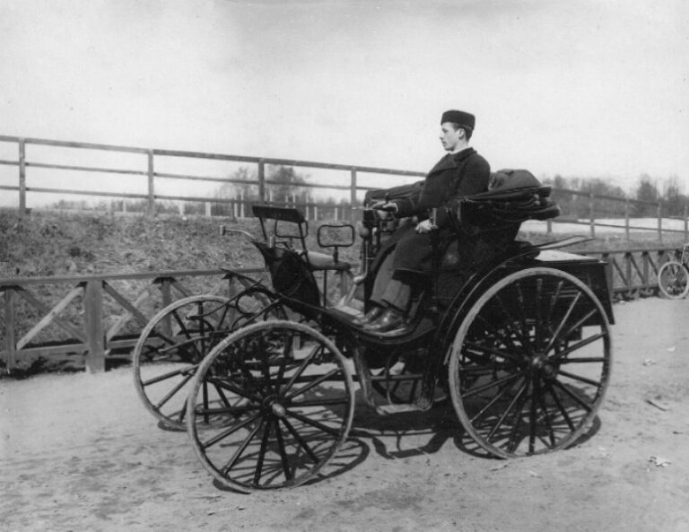 Benz Victoria на Каменноостровском велодроме. За рулём автомобиля, вероятно, Эмиль Шпан, но есть версия, что это один из братьев Шюман. Санкт-Петербург, 1896 г.