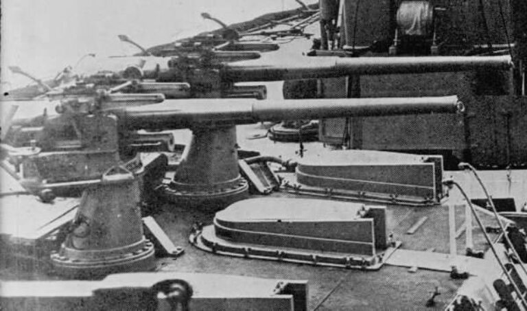 Пушки на крыше башни. HMS Dreadnought, 1906 год