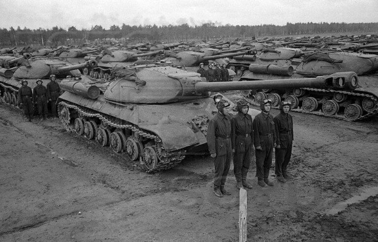 Танки ИС-3 из состава 29-й гвардейского тяжёлого танкового полка 4-й гвардейской танковой дивизии на учениях; Московский военный округ; 1947 г. 