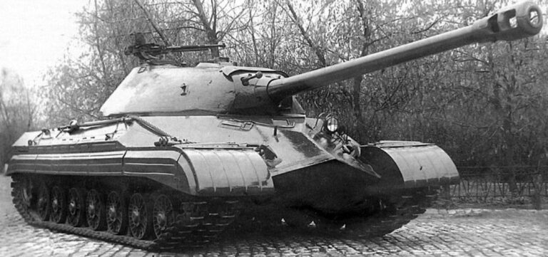 В некоторых публикациях танк на фото ошибочно указывают как ИС-8. На самом деле это один из первых прототипов ИС-5, что хорошо видно по пылезащитным щиткам на крыльях