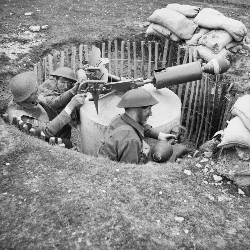 Бомбарда в тумбовом исполнении и артиллеристы. Фото UK War Office